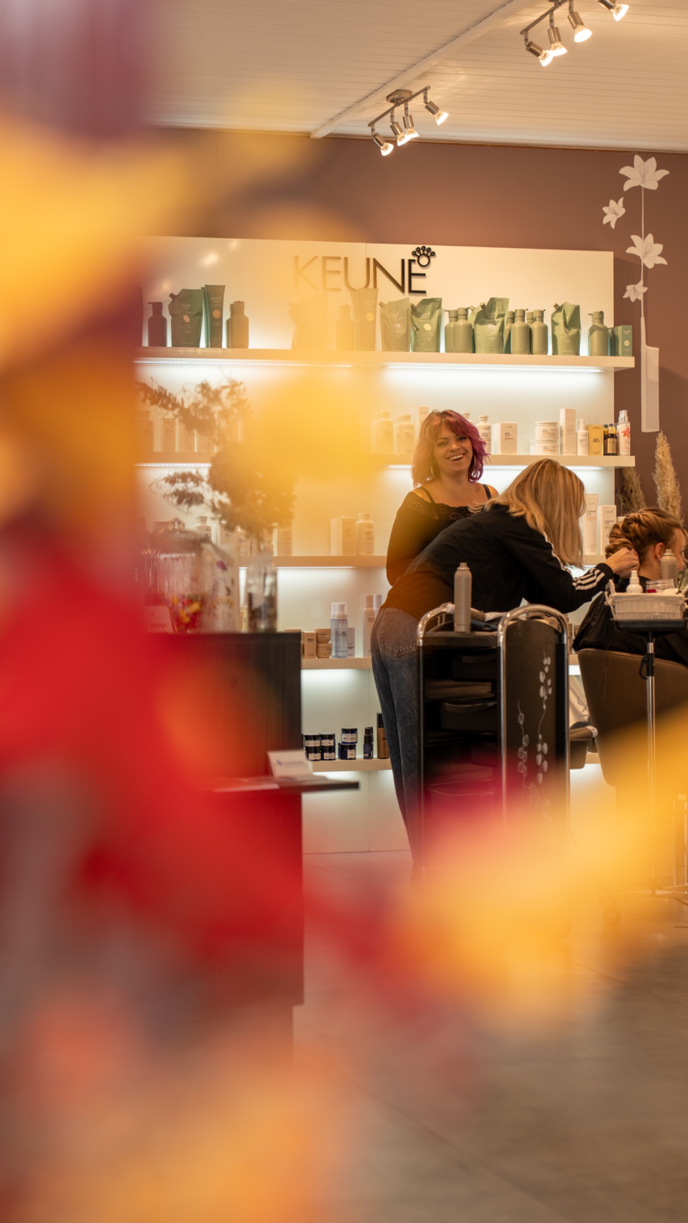 Warme Salonaufnahme von Coiffure Fiori mit einer Mitarbeiterin