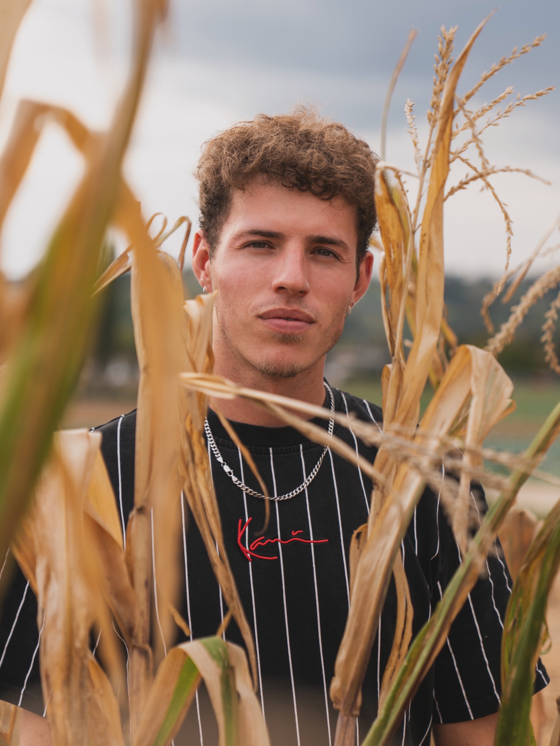 Portrait von Robin im Maisfeld in Hallau